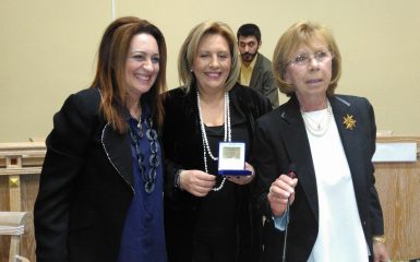 Βράβευση της Ντόρας Πάλλη από την Παναθηναϊκή Οργάνωση Γυναικών παράρτημα Γλυφάδας – Βούλας.