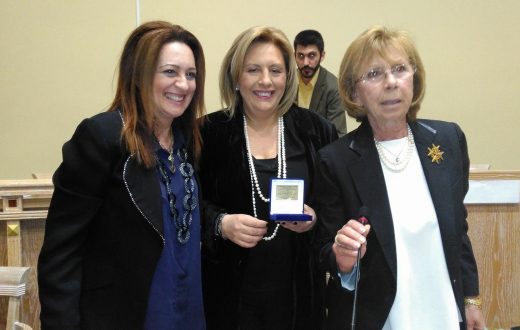 Βράβευση της Ντόρας Πάλλη από την Παναθηναϊκή Οργάνωση Γυναικών παράρτημα Γλυφάδας – Βούλας.